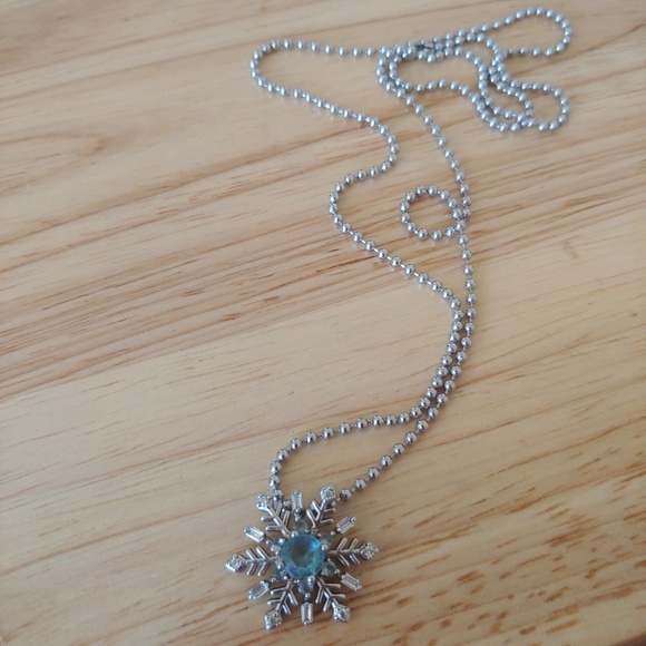 Snowflake necklace - Picture 3 of 3